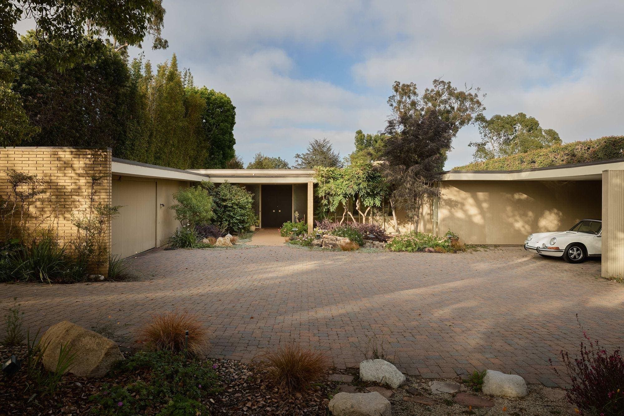 This $9.95 Million Los Angeles Landmark Time Travels To Midcentury Design’s Heyday
