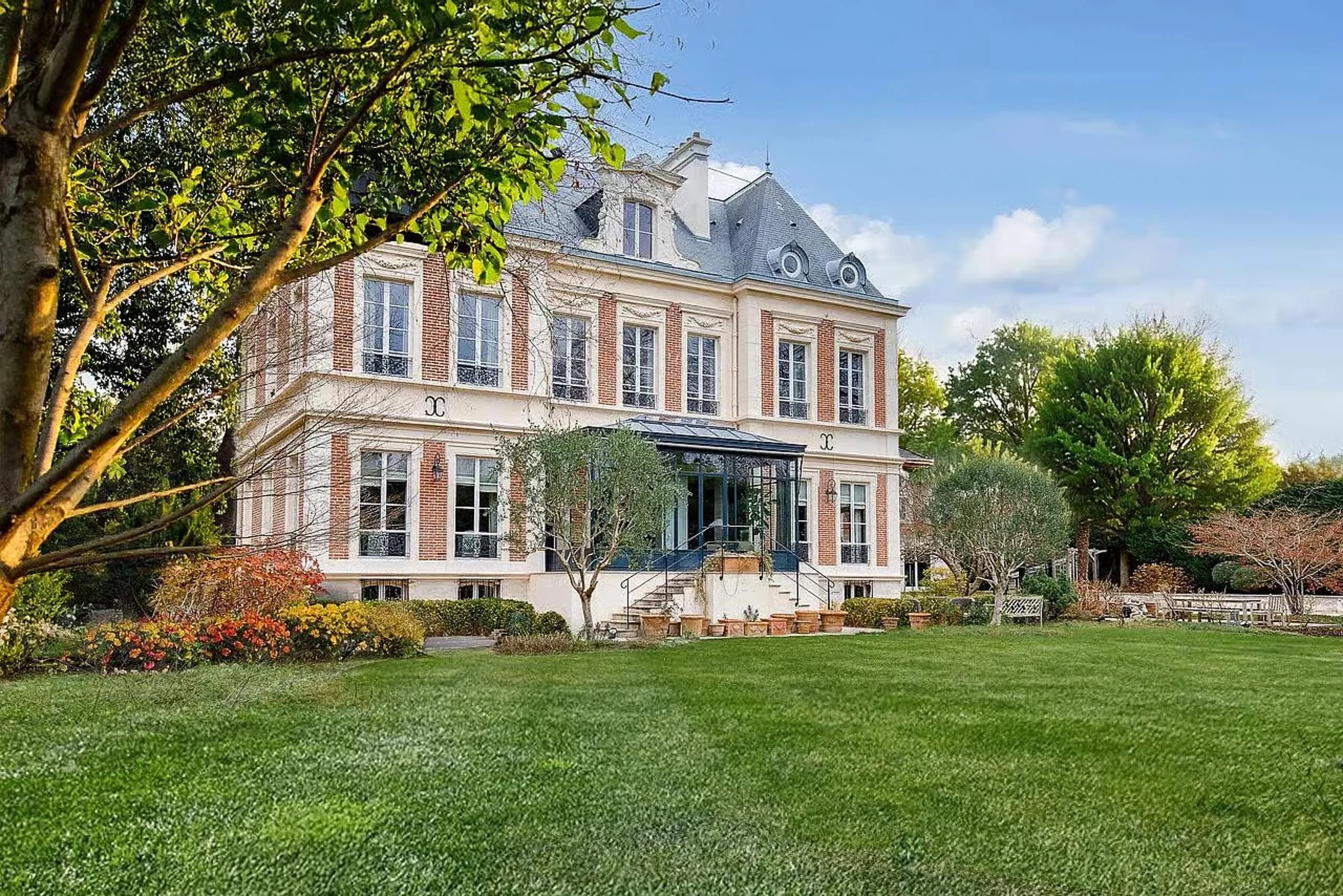 Beyond The City Center: Six Splendid Suburban Homes Around The World