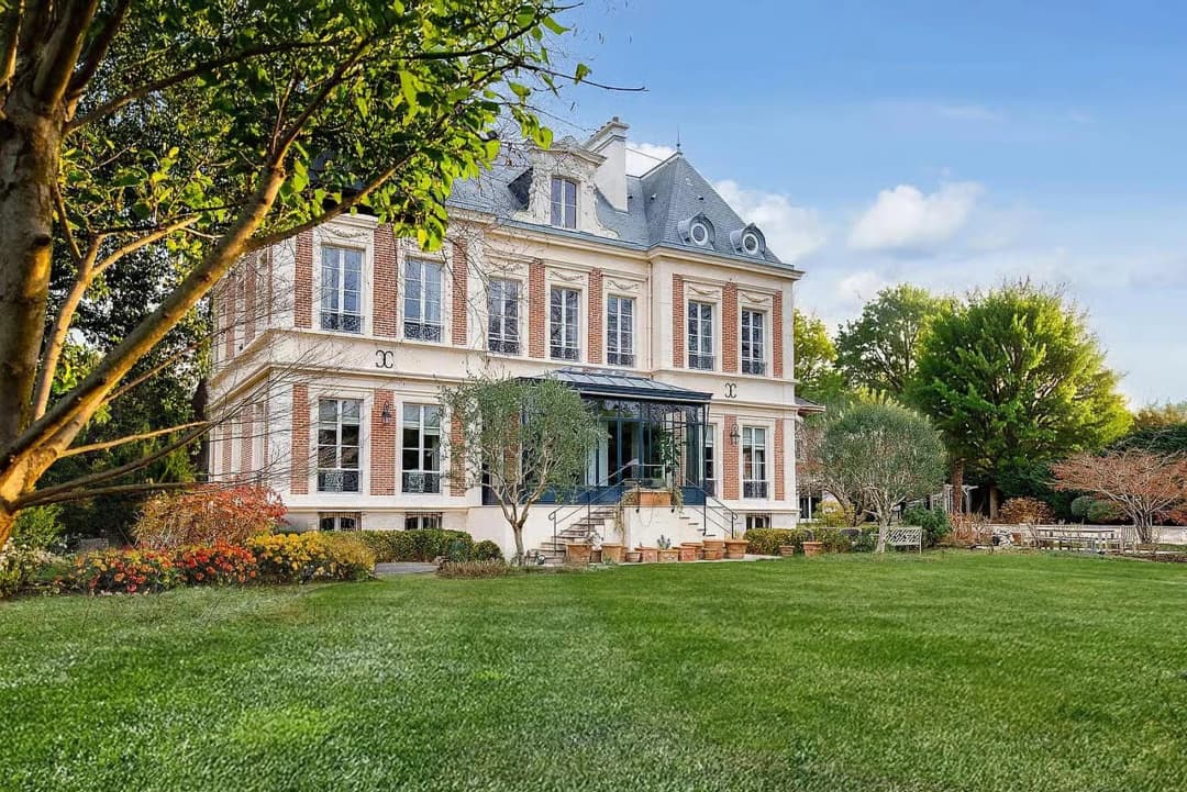 Beyond The City Center: Six Splendid Suburban Homes Around The World